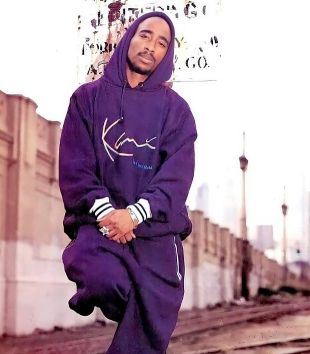 Tupac v oblečení Karl Kani